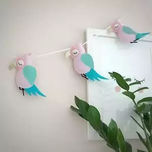 Felt-And-Glitter-Parrot-Garland
