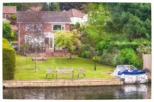 Kareela Riverside Home